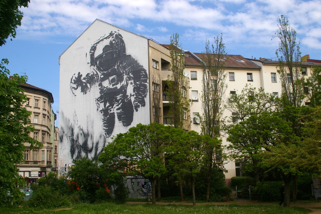 Berlin Graffiti - cosmonaut